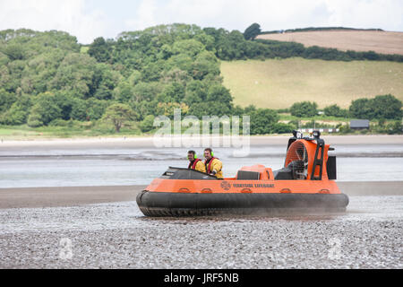 Spiaggia di Ferryside, Wales, Regno Unito. 05 Ago, 2017. Equipaggio di volontariato sperimentando nuovi rescue hovercraft a Ferryside Beach, con Llanstephan in background. Qui al fiume Towy Estuary sebbene il hovercraft finiranno per essere utilizzata con la scialuppa di salvataggio sul vicino tre fiume di marea estuari. Agosto è il mese più trafficato di scialuppe di salvataggio e spesso in uso specialmente durante il lungo fine settimana di vacanza. Credito: Paolo Quayle/Alamy Live News Credito: Paolo Quayle/Alamy Live News Foto Stock