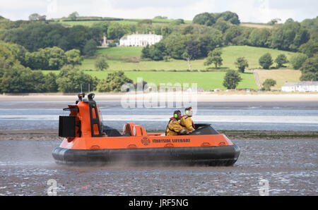 Spiaggia di Ferryside, Wales, Regno Unito. 05 Ago, 2017. Equipaggio di volontariato sperimentando nuovi rescue hovercraft a Ferryside Beach, con Llanstephan in background. Qui al fiume Towy Estuary sebbene il hovercraft finiranno per essere utilizzata con la scialuppa di salvataggio sul vicino tre fiume di marea estuari. Agosto è il mese più trafficato di scialuppe di salvataggio e spesso in uso specialmente durante il lungo fine settimana di vacanza. Credito: Paolo Quayle/Alamy Live News Credito: Paolo Quayle/Alamy Live News Foto Stock