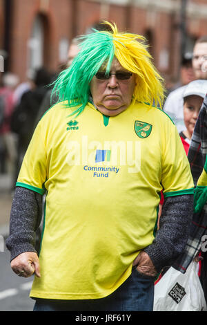 Londra, Regno Unito. 5 Ago, 2017. Per gli appassionati di calcio in arrivo il giorno di apertura del cielo scommessa Campionati tra Fulham FC e Norwich FC soprannominato le Canarie a Craven Cottage a West London Credit: amer ghazzal/Alamy Live News Foto Stock