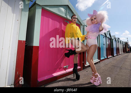 Brighton, Regno Unito. 5 Ago, 2017. Drag Queen Joey Fafia e Emily Meow pongono davanti al Brighton annuale Pride Parade presso la cittadina di mare, UK, sabato 5 agosto, 2017. Il 2017 segna il cinquantesimo anniversario della depenalizzazione dell' omosessualità nel Regno Unito fotografia : credito: Luca MacGregor/Alamy Live News Foto Stock