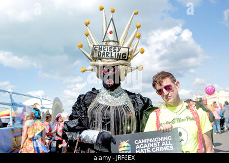 Brighton, Regno Unito. 05 Ago, 2017. Questo è il Brighton Gay Pride 2017 Parade. Un atmosfera di carnevale promozione dei diritti per la comunità LGBT. La sfilata procedeva sul lungomare di Brighton & Hove con inizio alle 11:00 am da Hove prati lungo il lungomare e attraverso il centro città di Brighton. 5 agosto 2017. Credito: David Smith/Alamy Live News Foto Stock