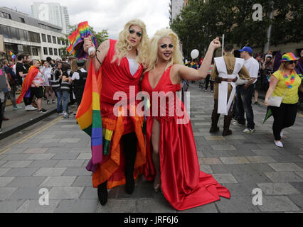 Belfast, Irlanda del Nord. 5 agosto 2017. I partecipanti all'annuale LGBT Pride Parade prendere per le strade di Belfast. Credito : Laura Hutton/Alamy Live News. Foto Stock