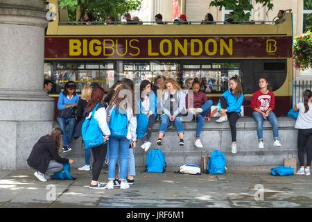 Londra, UK 5 agosto 2017. Turisti e londinesi godono di una macchia di sole in Trafalgar Square. :Credit claire doherty Alamy/Live News. Foto Stock