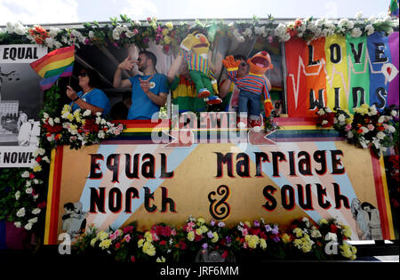 Belfast, Irlanda del Nord. 5 agosto 2017. I partecipanti all'annuale LGBT Pride Parade prendere per le strade di Belfast. Credito : Laura Hutton/Alamy Live News. Foto Stock