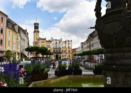 Zittau, Germania. 27 Luglio, 2017. Il sole splende sul municipio, la fontana di Marte è ancora in ombra, in Zittau, Germania, 27 luglio 2017. Foto: Jens Kalaene/dpa-Zentralbild/ZB/dpa/Alamy Live News Foto Stock