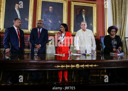 Caracas, Venezuela. Il 4° agosto 2017. Delcy Rodriguez (C), il presidente del Venezuela del Assemblea Nazionale Costituente (ANC), parla durante l'installazione dell'ANC a Palazzo Federale Legislativo a Caracas, Venezuela, su Agosto 4, 2017.Venezuela del Assemblea Nazionale Costituente (ANC) aperto per la sua prima sessione a Palazzo Federale Legislativo qui il venerdì. L' ex Ministro degli Esteri Delcy Rodriguez ha prestato giuramento come Presidente dell'ANC. Credito: Str/Xinhua/Alamy Live News Foto Stock