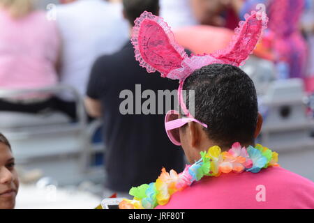 Amsterdam, Paesi Bassi . 5 agosto 2017. Un maschio spettatore dons carino orecchie di coniglietto durante Amsterdam Gay Pride Parade. Credito: Patricia Phillips/Alamy live news Foto Stock