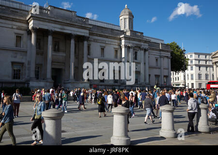 Londra, Regno Unito. 5 Ago, 2017. Blue Skies su Trafalgar Square, Londra, dopo forti piogge Credito: Keith Larby/Alamy Live News Foto Stock
