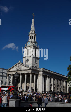 Londra, Regno Unito. 5 Ago, 2017. Blue Skies su Trafalgar Square, Londra, dopo forti piogge Credito: Keith Larby/Alamy Live News Foto Stock