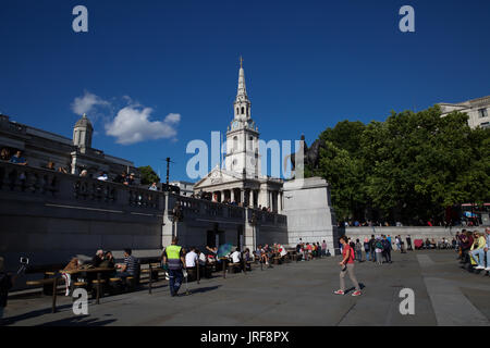 Londra, Regno Unito. 5 Ago, 2017. Blue Skies su Trafalgar Square, Londra, dopo forti piogge Credito: Keith Larby/Alamy Live News Foto Stock