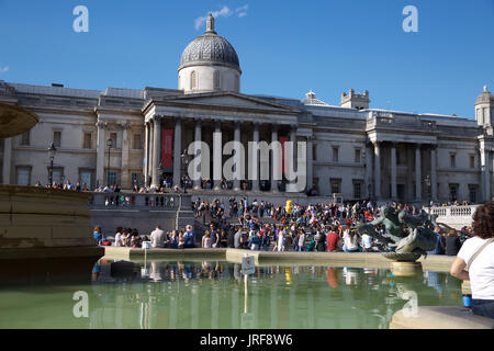 Londra, Regno Unito. 5 Ago, 2017. Blue Skies su Trafalgar Square, Londra, dopo forti piogge Credito: Keith Larby/Alamy Live News Foto Stock