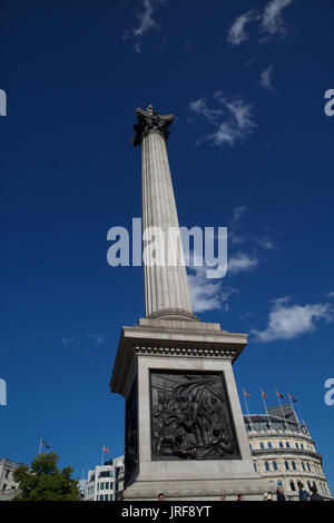 Londra, Regno Unito. 5 Ago, 2017. Blue Skies su Trafalgar Square, Londra, dopo forti piogge Credito: Keith Larby/Alamy Live News Foto Stock