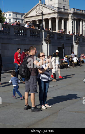 Londra, Regno Unito. 5 Ago, 2017. Blue Skies su Trafalgar Square, Londra, dopo forti piogge Credito: Keith Larby/Alamy Live News Foto Stock