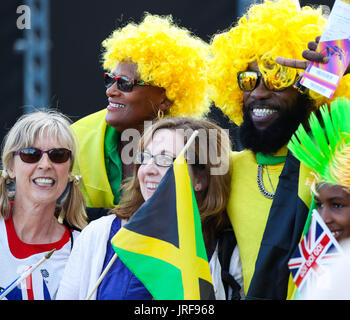 Londra, Regno Unito. 05 Ago, 2017. Londra, 2017-agosto-05. Un gruppo di sostenitori della Giamaica arriva per la sessione serale presso il London Stadium dove Usain Bolt sarà in competizione per la conquista della gloria negli uomini 100 metri semi finale ed eventualmente la finale presso la IAAF Campionati del Mondo London 2017. Credito: Paolo Davey/Alamy Live News Foto Stock