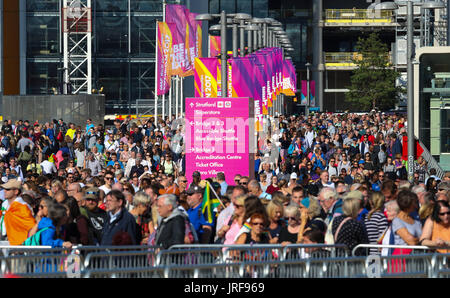 Londra, Regno Unito. 05 Ago, 2017. Londra, 2017-agosto-05. La Folla di attendere per i tornelli per aprire al London Stadium davanti alla sessione serale il giorno due delcarrello IAAF Campionati del Mondo London 2017. Credito: Paolo Davey/Alamy Live News Foto Stock