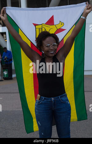 Londra, Regno Unito. 05 Ago, 2017. Londra, 2017-agosto-05. Un gruppo della ventola dello Zimbabwe arriva per la sessione serale presso il London Stadium presso la IAAF Campionati del Mondo London 2017. Credito: Paolo Davey/Alamy Live News Foto Stock