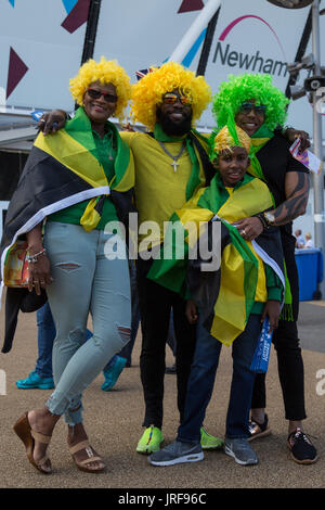 Londra, Regno Unito. 05 Ago, 2017. Londra, 2017-agosto-05. Un gruppo di sostenitori della Giamaica arriva per la sessione serale presso il London Stadium dove Usain Bolt sarà in competizione per la conquista della gloria negli uomini 100 metri semi finale ed eventualmente la finale presso la IAAF Campionati del Mondo London 2017. Credito: Paolo Davey/Alamy Live News Foto Stock