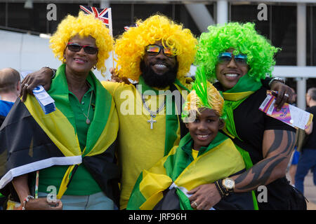 Londra, Regno Unito. 05 Ago, 2017. Londra, 2017-agosto-05. Un gruppo di sostenitori della Giamaica arriva per la sessione serale presso il London Stadium dove Usain Bolt sarà in competizione per la conquista della gloria negli uomini 100 metri semi finale ed eventualmente la finale presso la IAAF Campionati del Mondo London 2017. Credito: Paolo Davey/Alamy Live News Foto Stock