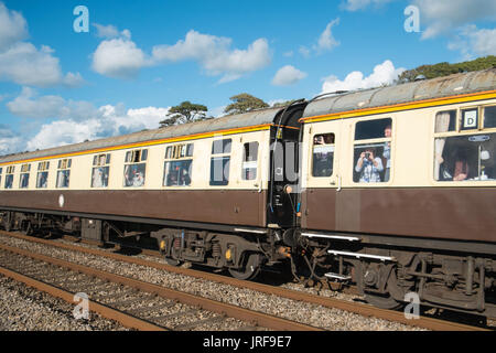 Spiaggia di Ferryside, Wales, Regno Unito. 05 Ago, 2017. Un'escursione in treno trainato da locomotiva a vapore "Tornado' Pacific 60163 passando al di sopra di Ferryside Beach,Carmarmarthenshire,Wales, Regno Unito,l'Europa. Viaggio organizzato da Pathfinder Tours. Questo 'Towy Tornado' viaggio/tour è stata da Bristol lungo South Wales coast e Towy Estuary, dove la fotografia è stata scattata. Fino a città mercato di Carmarthen,prima di ritornare a Bristol più tardi nel pomeriggio.Sul suo ritorno da Carmarthen a Bristol. Credito: Paolo Quayle/Alamy Live News Foto Stock