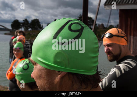 Fortezza di Bomarsund, Arcipelago delle Isole Åland, Mar Baltico, Finlandia, 5 agosto 2017 Bomarsund Open Water Challenge è un annuale open water swimming concorso nel Mar Baltico nell arcipelago acque intorno il russo del XVIII secolo la fortezza Bomarsund. Qui nuotatori preparare per l'evento. Nella foto: . Immagine: Rob Watkins/Alamy Live News Foto Stock