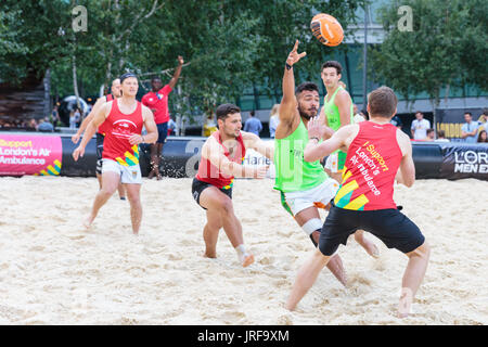 City Hall di Londra, UK, 5 agosto 2017. Il London Air Ambulance Team, quest anno ha scelto la carità, riprodurre il 7 bambù RFC. Turisti e londinesi guardare come un totale di 20 squadre competere nel sabato della Londra Beach Rugby, attualmente detenute nel suo quinto anno. L'evento è gratuito per gli spettatori. Spiaggia di Londra Il Rugby è un 5 di un lato touch rugby torneo. Credito: Imageplotter News e sport/Alamy Live News Foto Stock