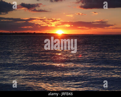 Sheerness, Kent. 05 Ago, 2017. Regno Unito: Meteo tramonto a Sheerness. Credito: James Bell/Alamy Live News Foto Stock
