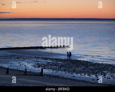 Sheerness, Kent. 05 Ago, 2017. Regno Unito: Meteo tramonto a Sheerness. Credito: James Bell/Alamy Live News Foto Stock