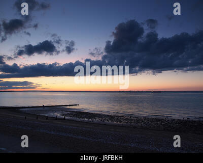 Sheerness, Kent. 05 Ago, 2017. Regno Unito: Meteo tramonto a Sheerness. Credito: James Bell/Alamy Live News Foto Stock