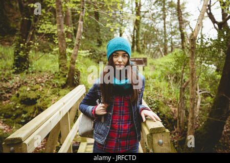 Ritratto di donna fiducioso in piedi nella foresta Foto Stock