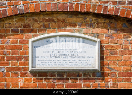 Lapide sulla parete di Jane Austen's House Museum di Chawton, Hampshire, Inghilterra meridionale, Regno Unito Foto Stock