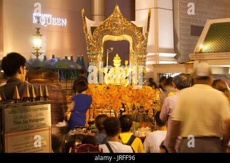 Bangkok, Tailandia - Aprile 04,2015 : un sacco di gente a pregare nel santuario del quattro-di fronte Brahma statua in aprile 04, 2015 in Ratchaprasong giunzione in B Foto Stock