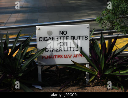 Brisbane, Australia' 'No mozziconi di sigaretta o altri rifiuti " segno di avvertimento in giardino nella parte anteriore del Queensland Industrie primarie edificio Foto Stock