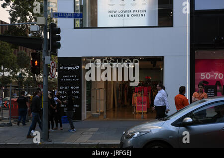 Brisbane, Australia: Topshop fashion store in Elizabeth Street, angolo di Albert Street Foto Stock