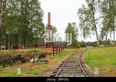 Il vecchio Forno delle ferriere Galtstrom in Svezia con il treno le vie che conducono ad essa Foto Stock