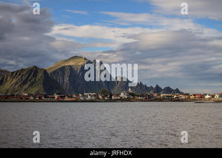 La città di Andenes, sopraffatte da montagne, visto dalla baia Foto Stock