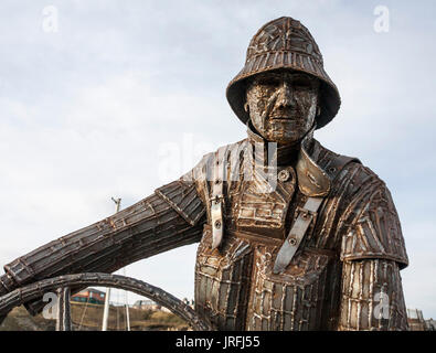 Il Nocchiero statua scolpita da South Hetton artista, Ray Lonsdale, e situato presso la marina a Seaham,nel nord-est dell' Inghilterra Foto Stock