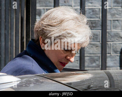 Il primo ministro Theresa Maggio lascia Downing Street per il primo ministro di domande alla House of Commons, Westminster, London, Regno Unito. Dotato di: il primo ministro Theresa Maggio dove: London, England, Regno Unito quando: 05 lug 2017 Credit: Wheatley/WENN Foto Stock