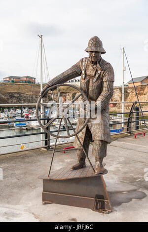 Il Nocchiero statua scolpita da South Hetton artista, Ray Lonsdale, e situato presso la marina a Seaham,nel nord-est dell' Inghilterra Foto Stock