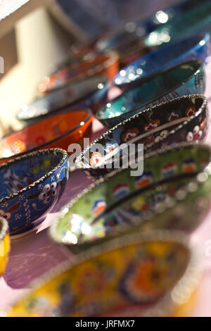 Turco tradizionale piatti in ceramica e di vasellame di mercato Foto stock  - Alamy