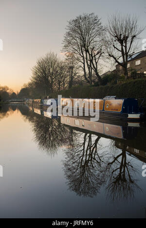 Barche strette e riflessi nella pittoresca cittadina di Skipton, giovedì 29 dicembre 2016, Skipton, Inghilterra. Foto Stock