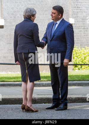 Il Primo Ministro inglese Theresa Maggio saluta il Primo Ministro dell'ucraina Volodymyr Groysman, Downing Street, Londra, Regno Unito. Dotato di: il primo ministro Theresa Maggio, Primo Ministro dell'ucraina Volodymyr Groysman dove: London, England, Regno Unito quando: 05 lug 2017 Credit: Wheatley/WENN Foto Stock