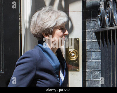 Il Primo Ministro inglese Theresa Maggio saluta il Primo Ministro dell'ucraina Volodymyr Groysman, Downing Street, Londra, Regno Unito. Dotato di: il primo ministro Theresa Maggio dove: London, England, Regno Unito quando: 05 lug 2017 Credit: Wheatley/WENN Foto Stock