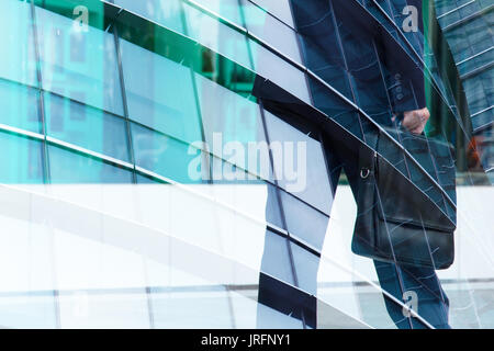 Abstract doppia esposizione di imprenditore e edifici per uffici, rush ore concept Foto Stock