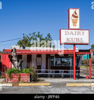 Classic americana degli anni cinquanta...un gelato stand con vendita di coni gelato lungo una strada in Florida Foto Stock