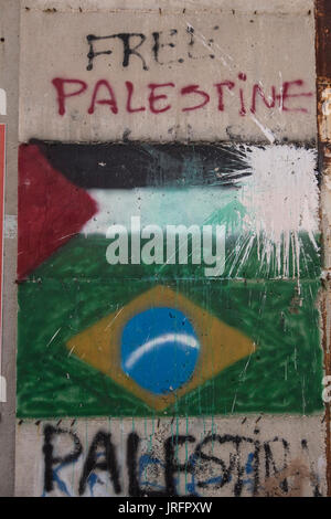 Una vista della "libera la Palestina' graffitti sul muro che isola la Betlemme in Cisgiordania dei territori occupati Foto Stock