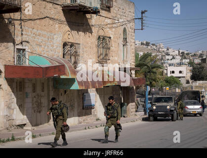 Soldati israeliani di IDF pattugliano le strade del centro di Hebron, Palestina, nei territori occupati della Cisgiordania Foto Stock