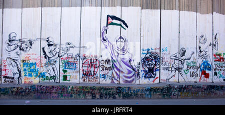 Graffiti artistico sulla parete che separa la Palestina da Israele divide la città di Betlemme nei territori occupati della Cisgiordania. Foto Stock