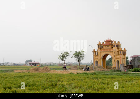 Cancello in vietnamita villaggio rurale. Si tratta di caratteristiche speciali del Vietnam rurale Foto Stock