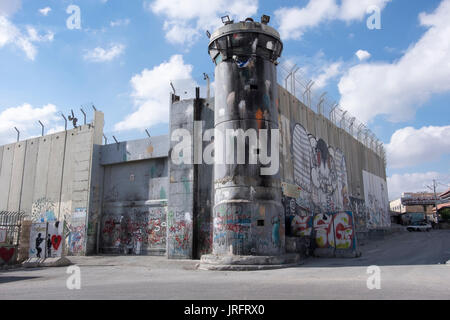 Il grafitti riempito parete che separa la Palestina da Israele come divide la città di Betlemme nei territori occupati della Cisgiordania Foto Stock