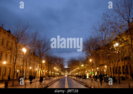 Una notte d'inverno sul Cours Mirabeau dopo una pioggia fredda nella città di Aix-en-Provence, un gioiello della regione della Provenza di Francia Foto Stock